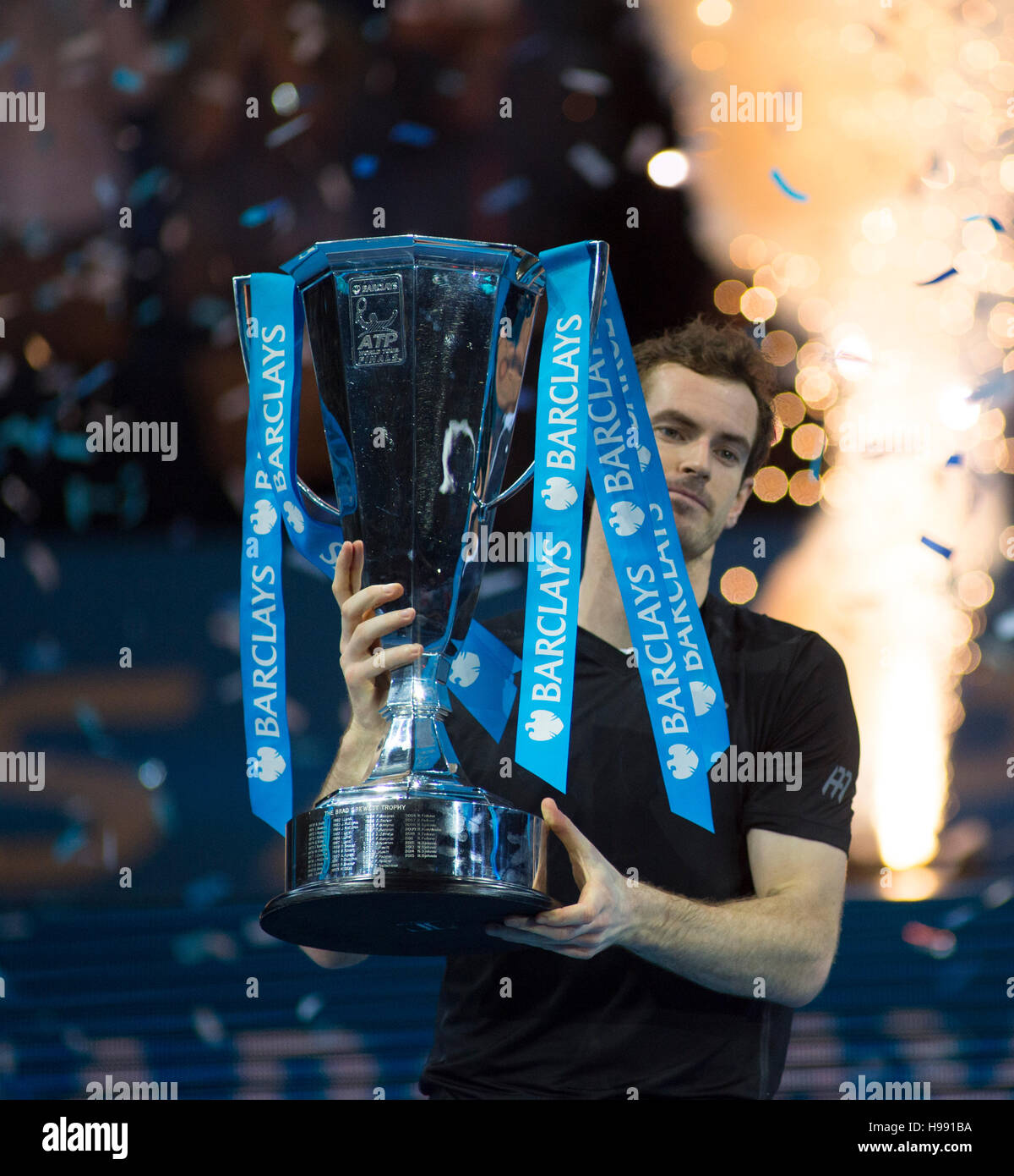 Die O2-Arena, London, UK. 20. November 2016. Tag 8 Einzel Finale, Andy Murray (GBR) besiegt Novak Djokovic (SRB). Murray mit Brad Drewett Trophy bei der Siegerehrung, umgeben von Konfetti. © Sportsimages/Alamy Live-Nachrichten. Bildnachweis: Sportsimages/Alamy Live-Nachrichten. Stockfoto