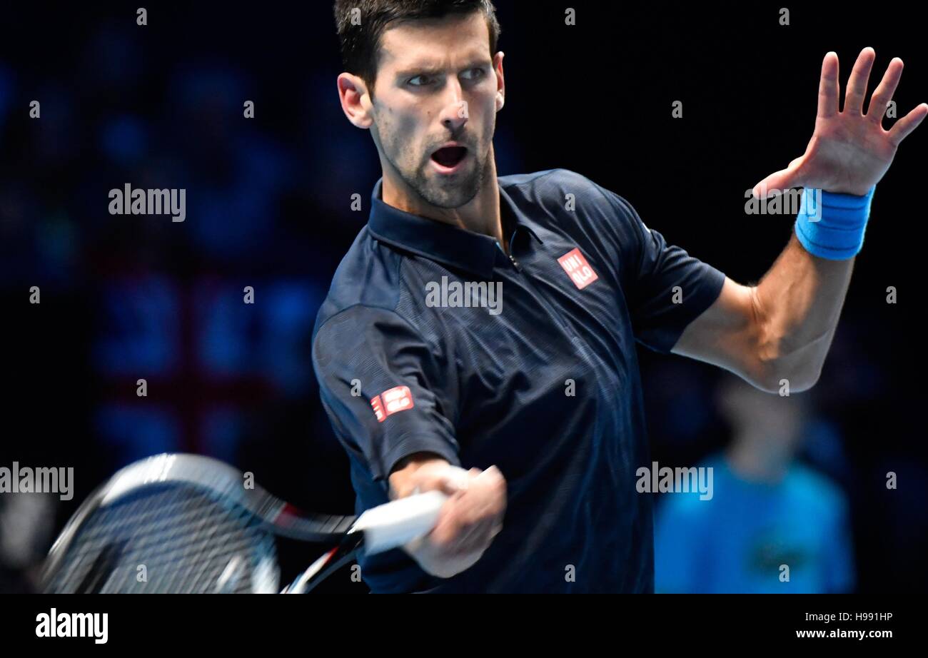 London, UK. 20. November 2016.  (Anmerkung der Redaktion: Mehrfachbelichtungen wurden in der Kamera kombiniert, um dieses Bild zu erzeugen) Barclays ATP World Tour Finals 02 Arena London UK Finale: Andy Murray GBR V Novak Djokovic SRB Djokovic in Aktion während des Spiels Credit: Leo Mason/Alamy Live News Stockfoto