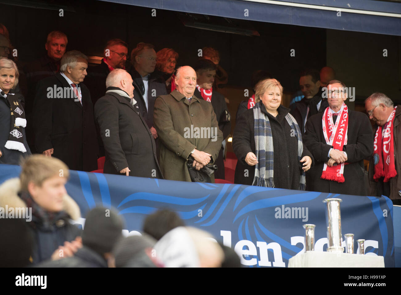Norwegen, Oslo, 20. November 2016. Der norwegische Monarch König Harald V (dunkelgrüne Jacke) zusammen mit dem Premierminister von Norwegen, Erna Solberg, während das norwegische Pokalfinale zwischen Kongsvinger und Rosenborg im Ullevaal-Stadion zu sehen. Stockfoto