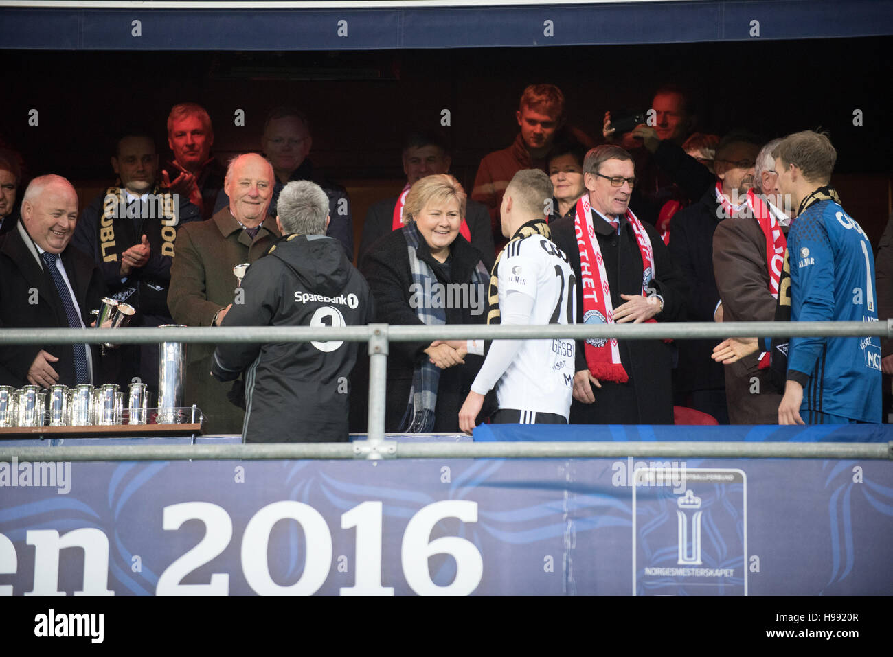 Norwegen, Oslo, 20. November 2016. Der norwegische Monarch König Harald V (zwei von links) Herzlichen Glückwunsch Rosenborg Spieler zusammen mit dem Premierminister von Norwegen, Erna Solberg (drei von links) und Terje Svendsen (L). Stockfoto