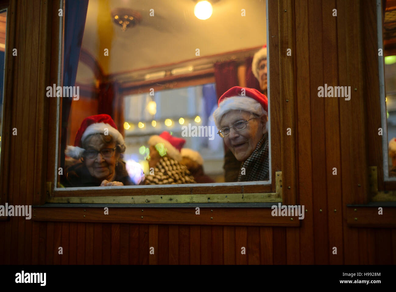 Helsinki, Finnland. 20. November 2016. Weihnachten-Seasons beginnt in Helsinki. Die Weihnachtsbeleuchtung eingeschaltet sind 20. November 2016 in Helsinki, Finnland, Reiten auf der Retro-Straßenbahn Credit: Michail Olykaynen/Alamy Live News Stockfoto