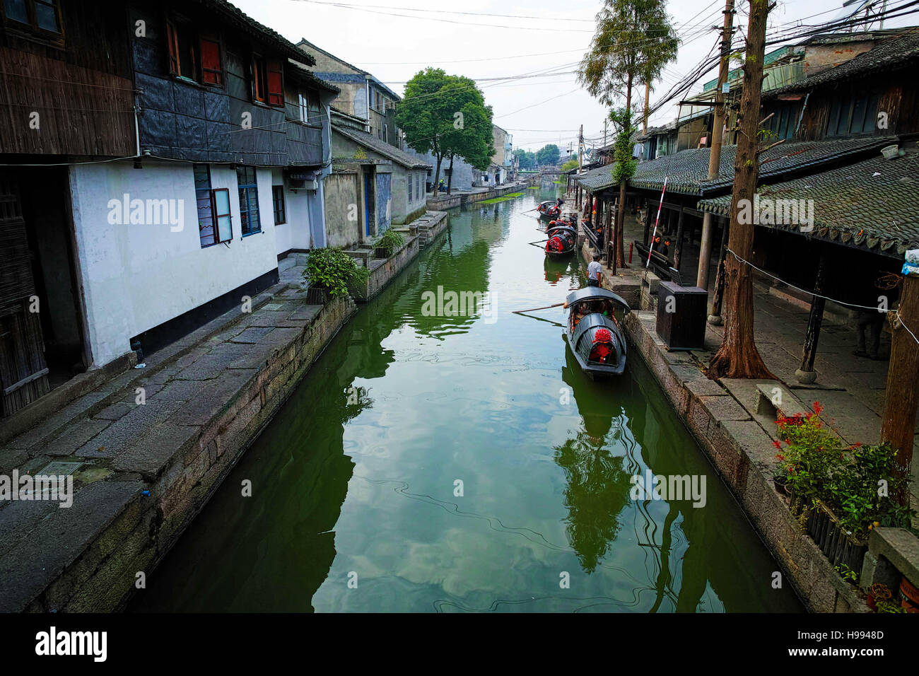 Shaoxin, Shaoxin, China. 19. November 2016. Shaoxing, CHINA-November 19 2016: (nur zur redaktionellen Verwendung. CHINA aus) Landschaft des Anchang altertümliche Stadt Shaoxing, Ost-China Zhejiang Provinz, 19. November 2016. Während das neue Jahr nähert, hat der antiken Stadt Anchang bereits begonnen, waren für das neue Jahr vorzubereiten. Anchang die antike Stadt im nordwestlichen Teil von Shaoxing, ist eine typische aufgeweichten Stadt. Die Stadt kann auf nördlichen Song-Dynastie (960-1127), zurückgehen, obwohl die meisten Residenzen in Ming (1368-1644) und Qing Dynastie (1644-1911) gebaut wurden. Shaoxing Brauchtum werden noch eingehalten. (Cr Stockfoto