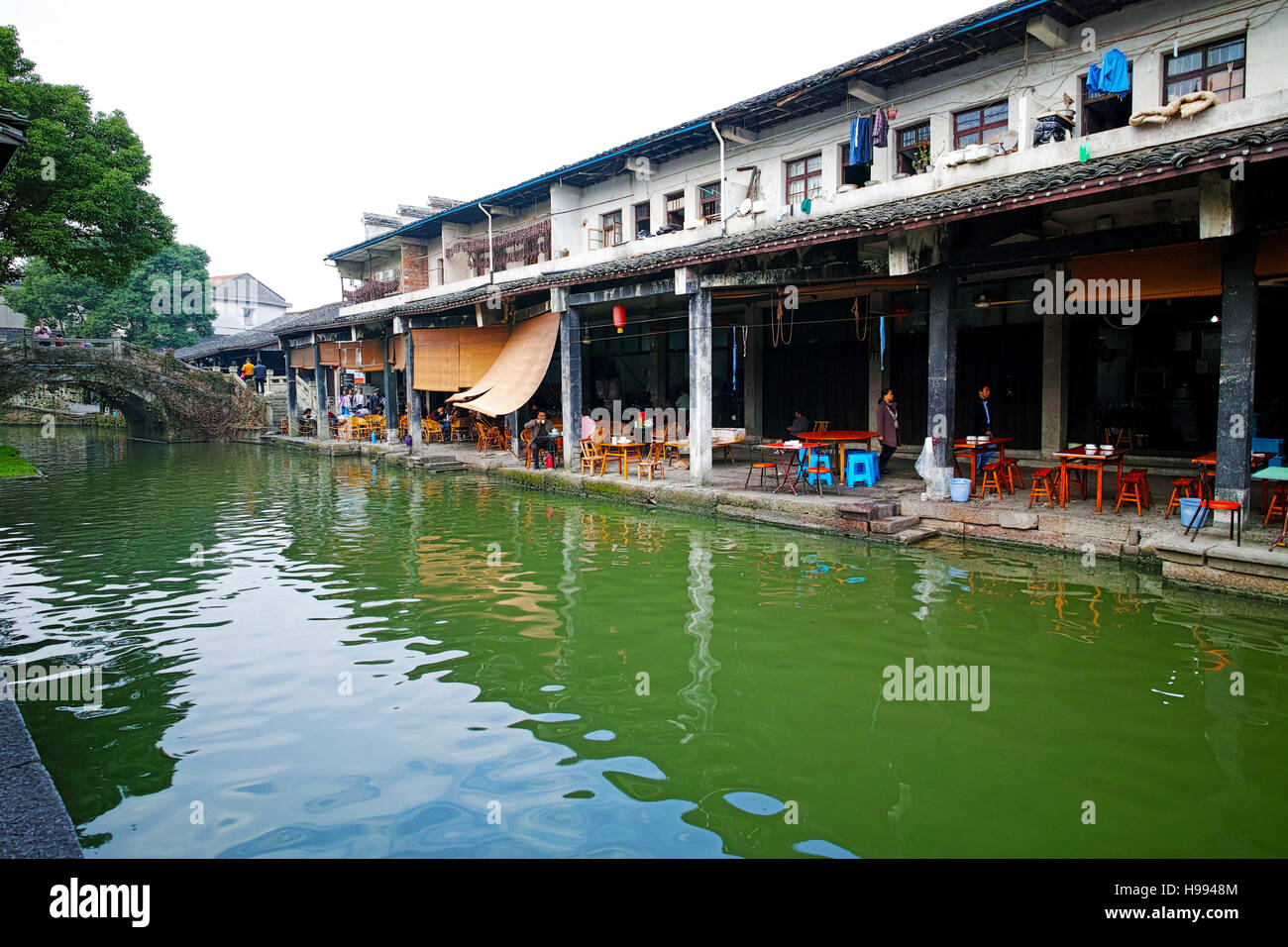 Shaoxin, Shaoxin, China. 19. November 2016. Shaoxing, CHINA-November 19 2016: (nur zur redaktionellen Verwendung. CHINA aus) Landschaft des Anchang altertümliche Stadt Shaoxing, Ost-China Zhejiang Provinz, 19. November 2016. Während das neue Jahr nähert, hat der antiken Stadt Anchang bereits begonnen, waren für das neue Jahr vorzubereiten. Anchang die antike Stadt im nordwestlichen Teil von Shaoxing, ist eine typische aufgeweichten Stadt. Die Stadt kann auf nördlichen Song-Dynastie (960-1127), zurückgehen, obwohl die meisten Residenzen in Ming (1368-1644) und Qing Dynastie (1644-1911) gebaut wurden. Shaoxing Brauchtum werden noch eingehalten. (Cr Stockfoto