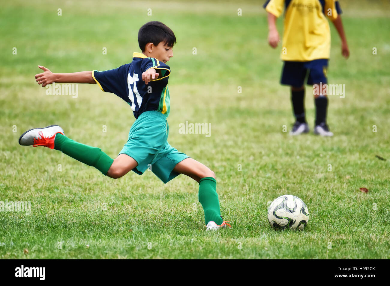 Jungen Fußball spielen Stockfoto