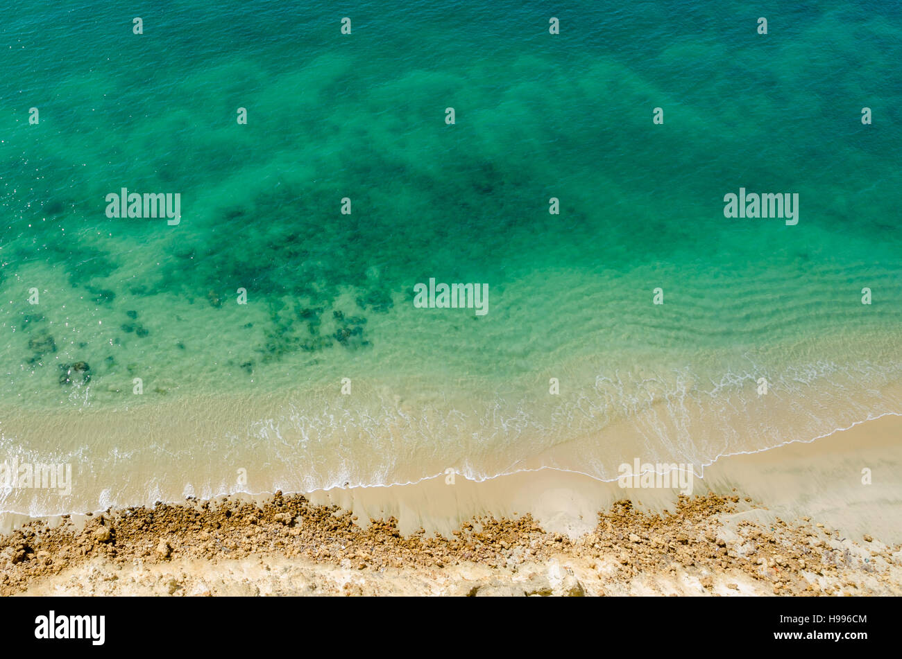 Krassem Gegensatz der wunderschöne türkisblaue Meer treffen gelben Strand genommen von den Klippen oben in Caotinha, Angola. Stockfoto