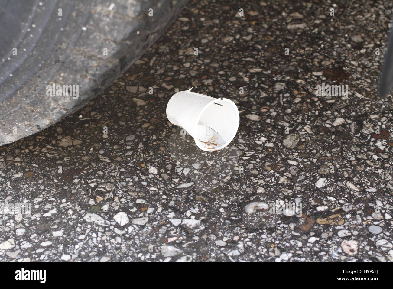 Ein Plastikbecher auf der Straße Stockfoto