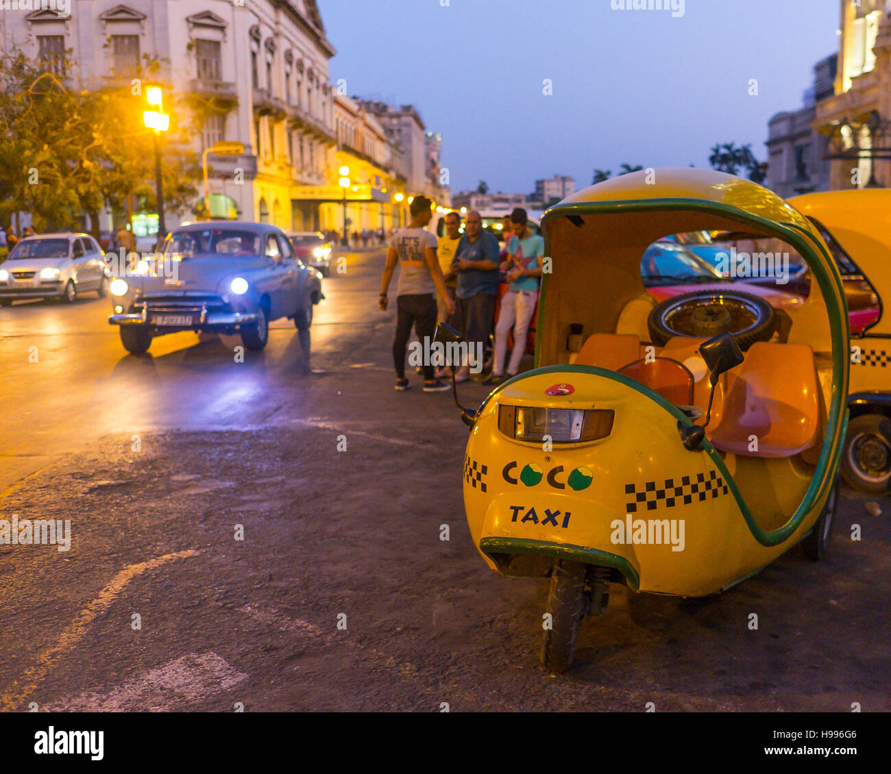 Havanna, Kuba: Coco taxis Menschen in Alt-Havanna Stockfoto