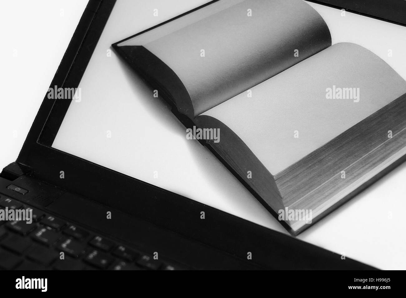 Gewöhnliches Buch in ein elektronisches Notizbuch - moderne Lesung - Konzept Stockfoto