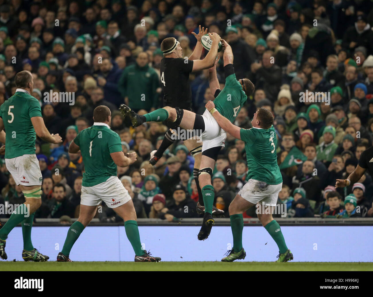 Irlands Donnacha Ryan und New Zealand Brodie Retallick konkurrieren um einen hohen Ball während des Spiels Herbst International im Aviva Stadium Dublin. Stockfoto