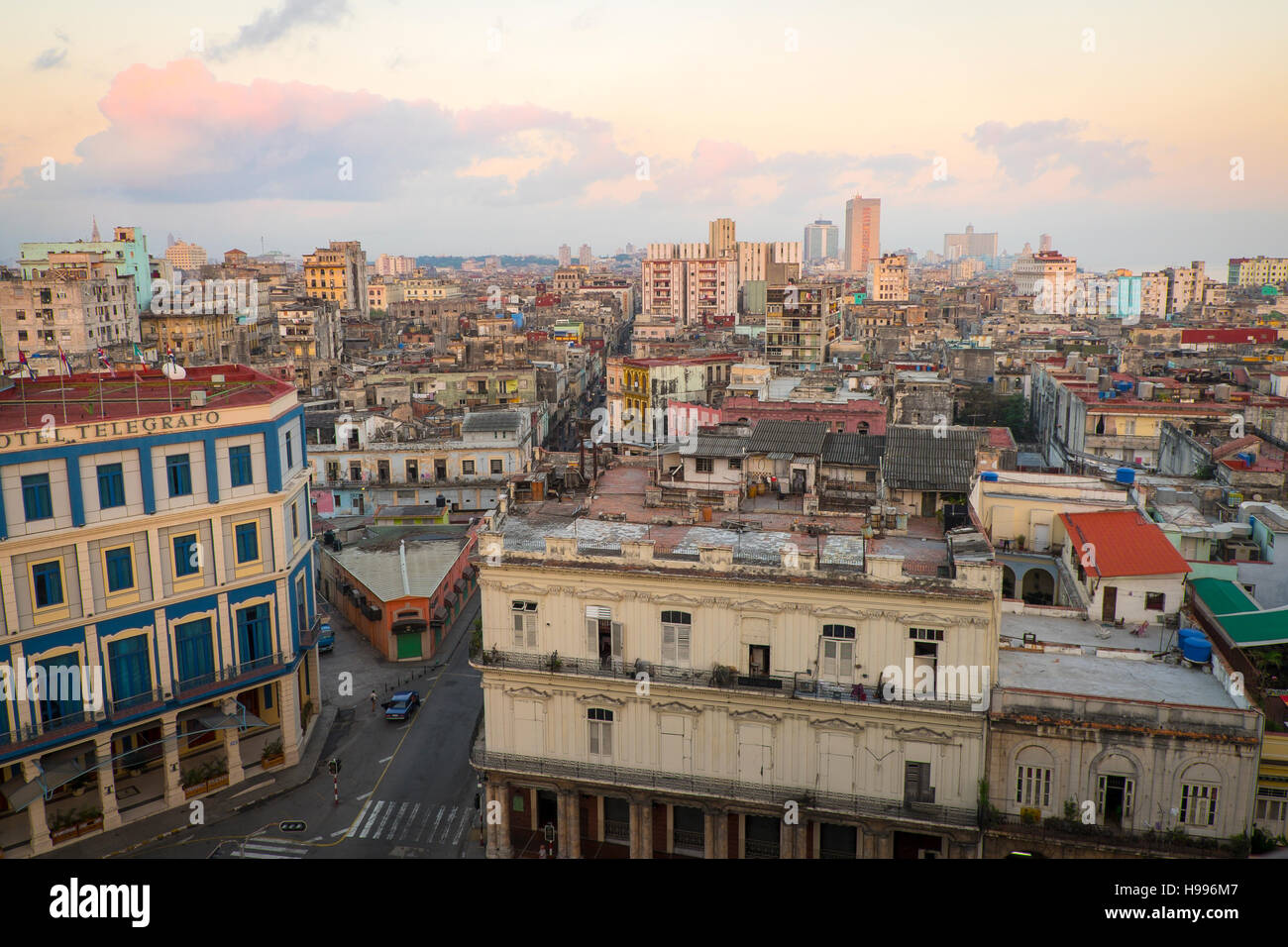 Havanna, Kuba: Erhöhten Blick auf die Altstadt Havanna Gebäude im Morgengrauen Stockfoto