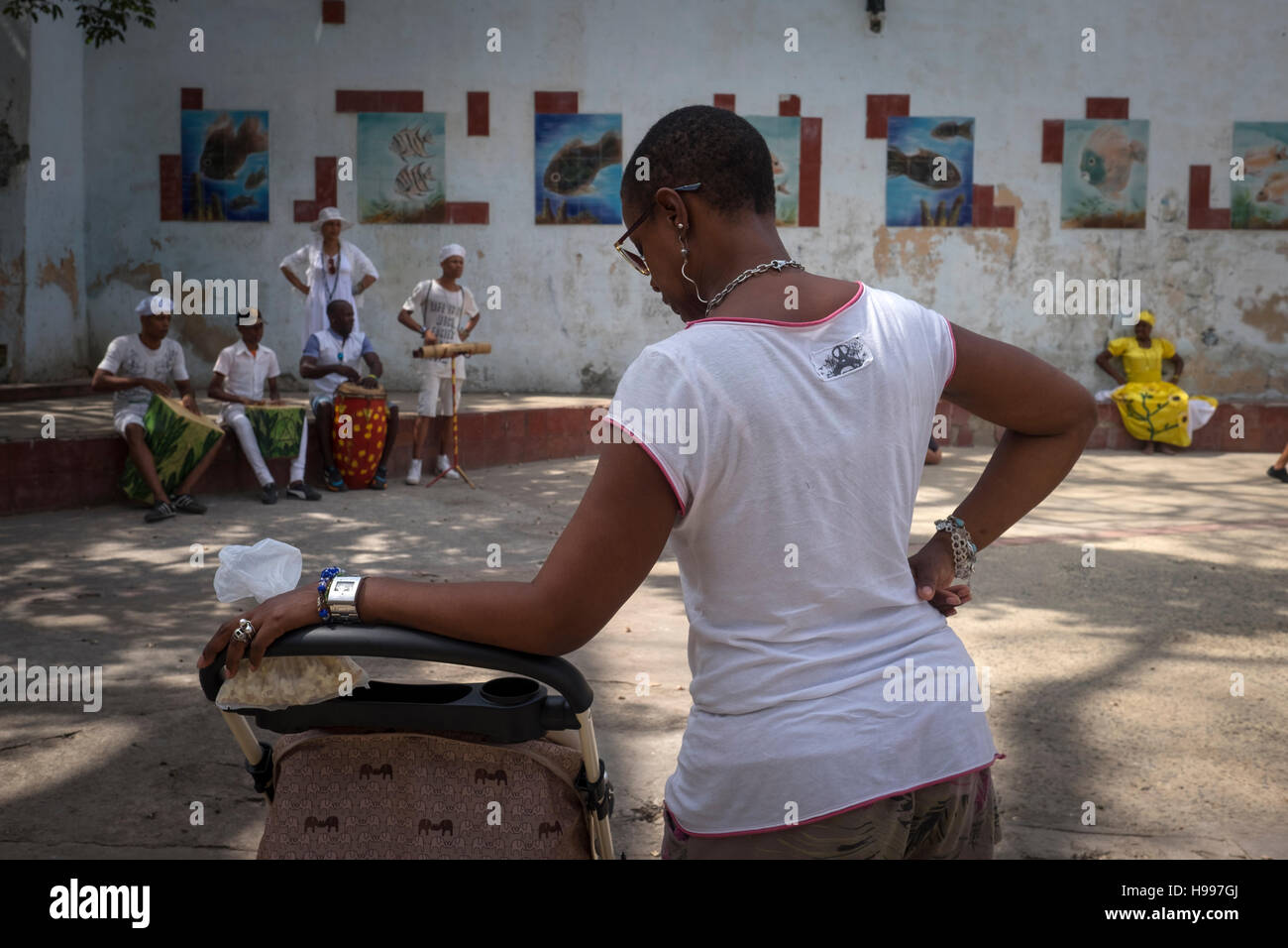 Havanna, Kuba: Santeria Tänzer und Zuschauer Stockfoto