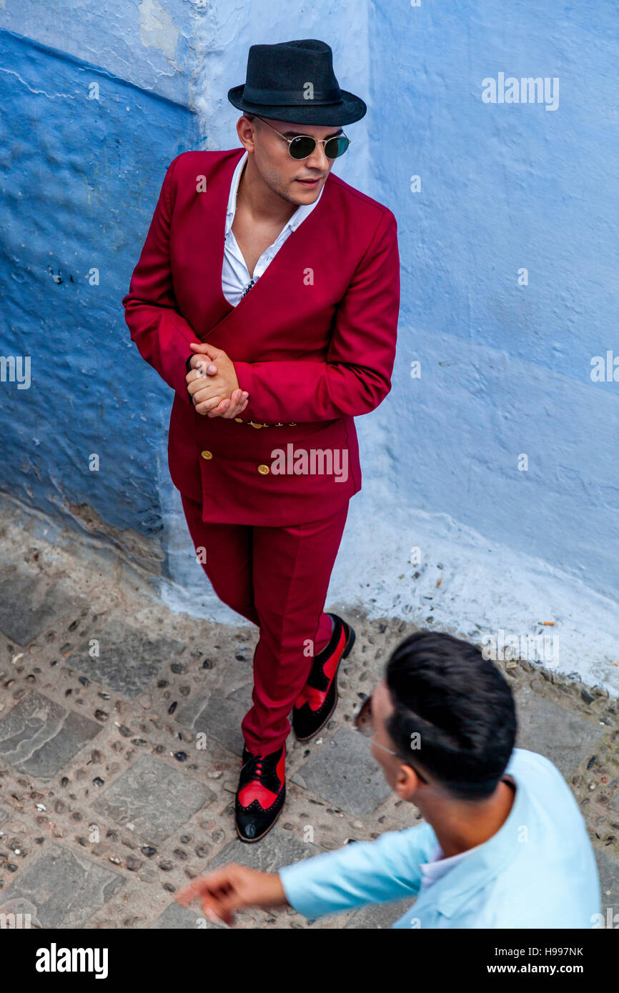 Gut gekleidete Marokkaner, Chefchaouen, Marokko Stockfoto