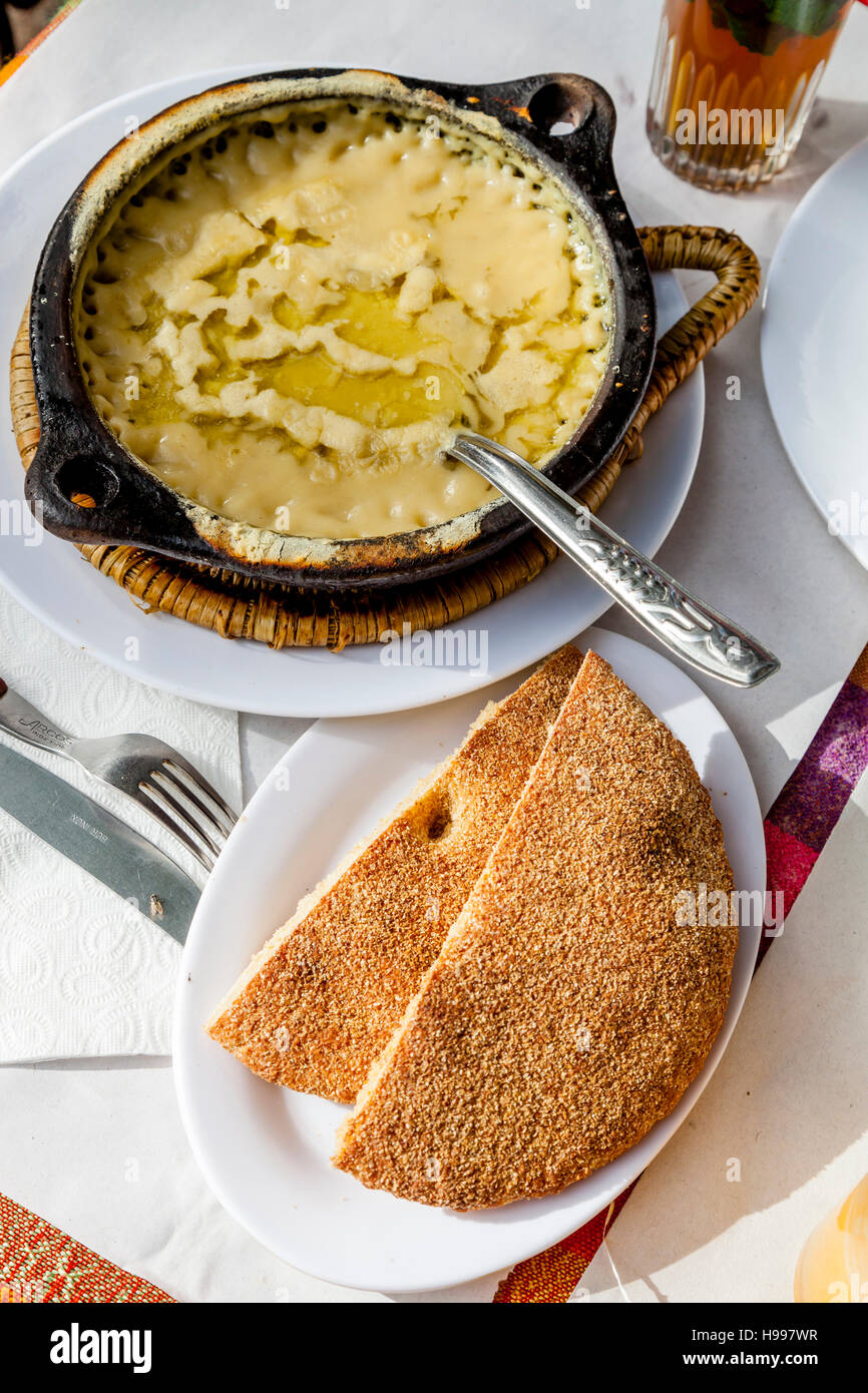 Ein traditionelles marokkanisches Frühstücksgericht Fava Bohnen Suppe bekannt als Bissara, Chefchaouen, Marokko Stockfoto