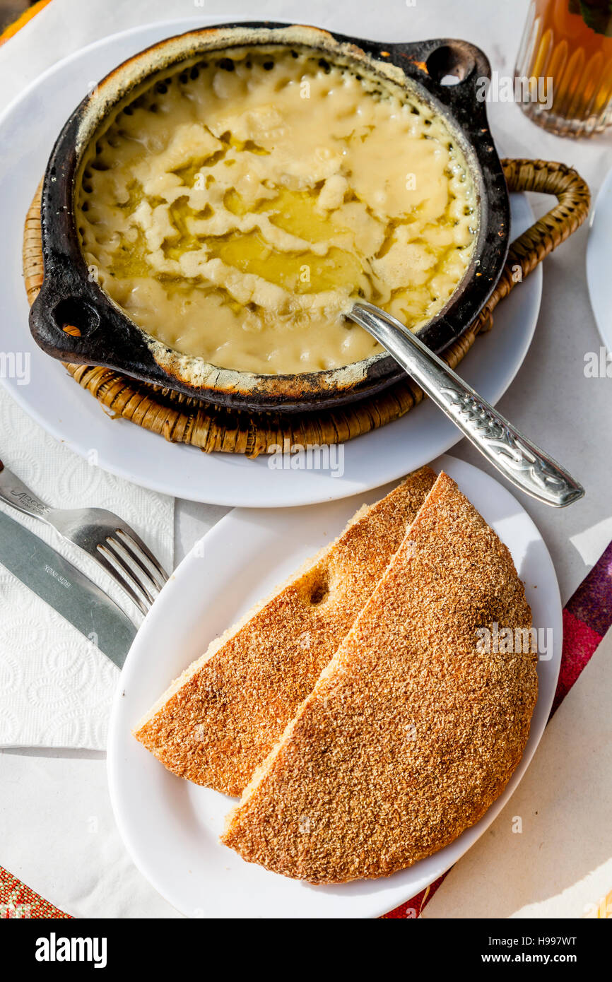 Ein traditionelles marokkanisches Frühstücksgericht Fava Bohnen Suppe bekannt als Bissara, Chefchaouen, Marokko Stockfoto
