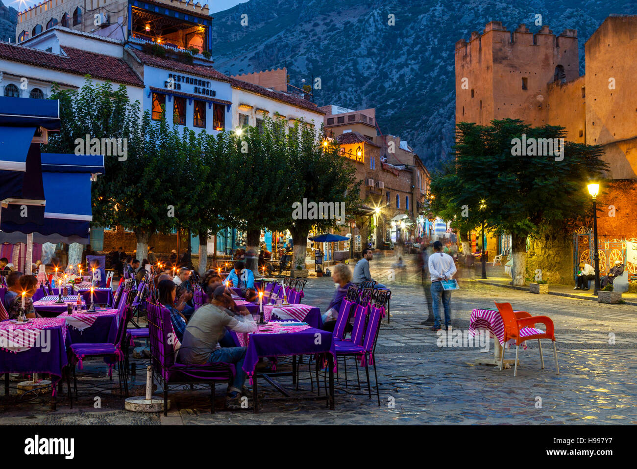 Cafés und Restaurants In Plaza Uta el-Hamam, Chefchaouen, Marokko Stockfoto