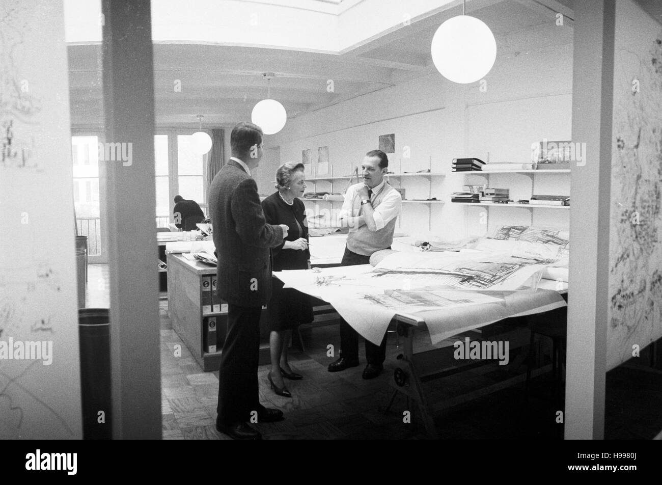 Chloethiel Woodard Smith, Washington, D.C. Architekt, in ihrem Büro, November 1964 Stockfoto