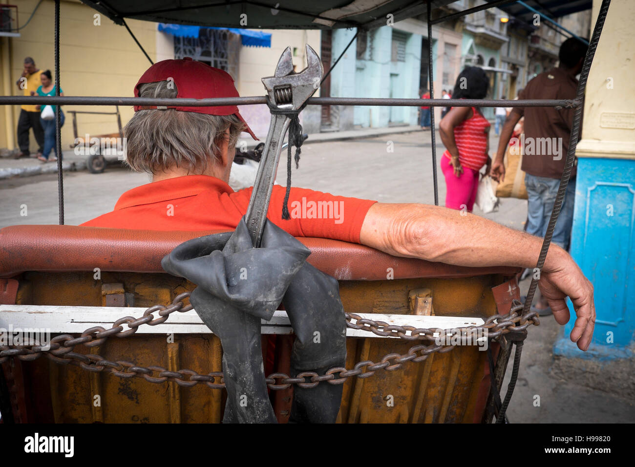 Havanna, Kuba: Bicitaxi in einer Straßenszene, Alt-Havanna Stockfoto