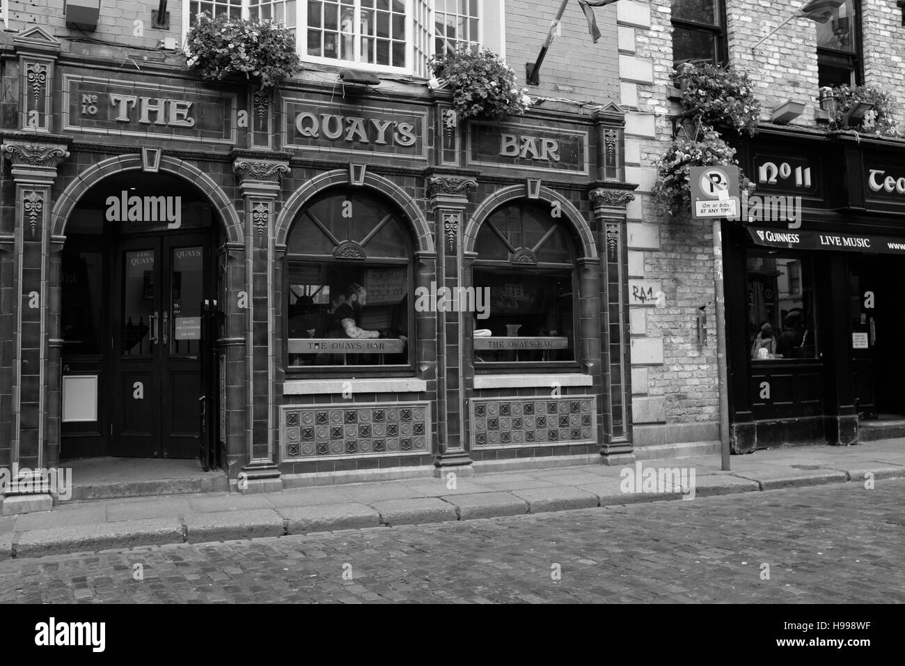Die Quays Bar ist eine der vielen Bars in der touristischen Temple Bar Gegend von Dublin. Stockfoto
