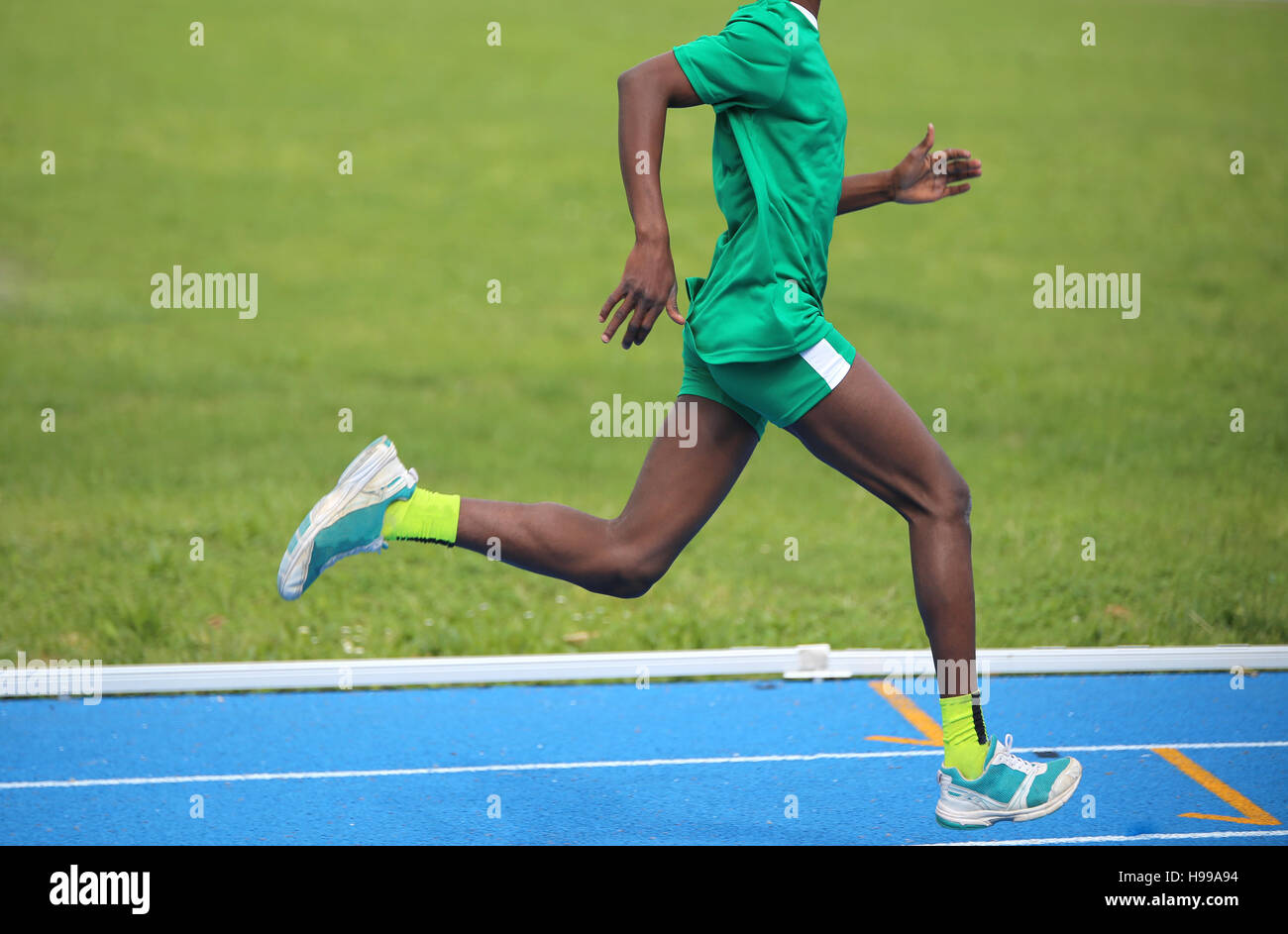 Junge afrikanische Sportler gewann den Wettlauf mit langen Schritten Stockfoto