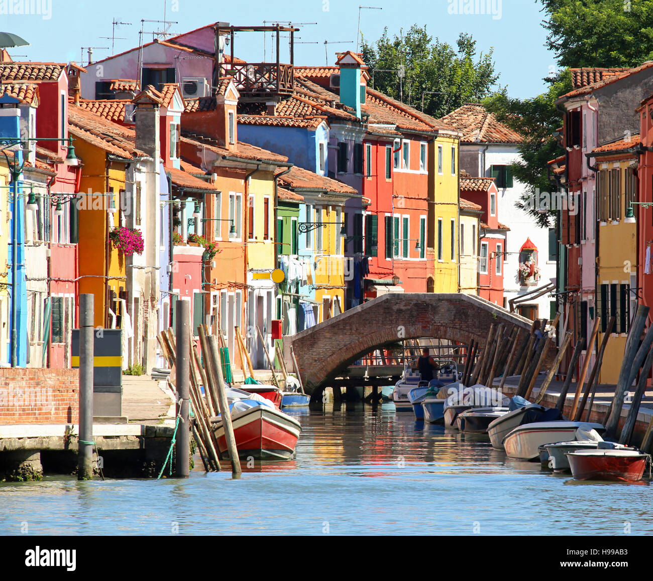 farbige Häuser und eine Brücke am Kanal in Burano Insel in der Nähe von Venedig in Italien Stockfoto