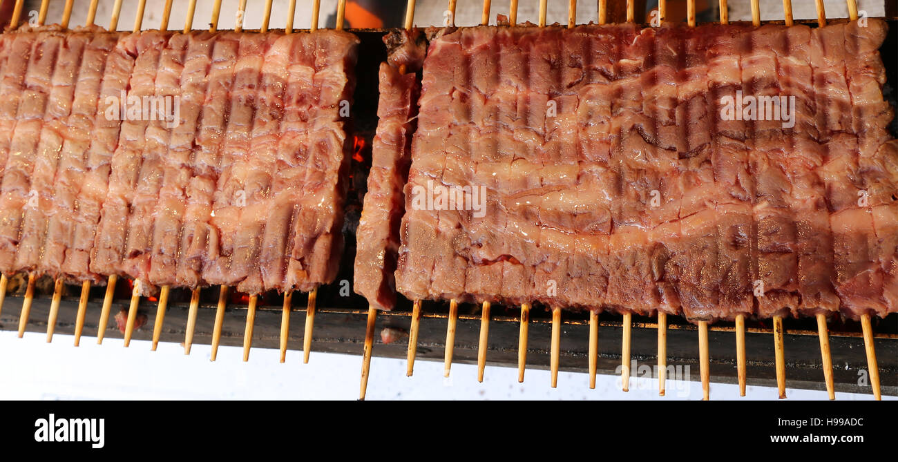 viele der Fleischspieße vom Lamm auf dem Grill zubereitet Stockfoto