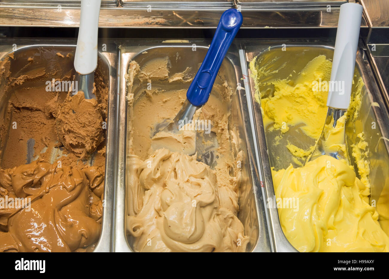 leckeres Eis in vielen Geschmacksrichtungen im Handel in der italienischen Eisdiele Stockfoto