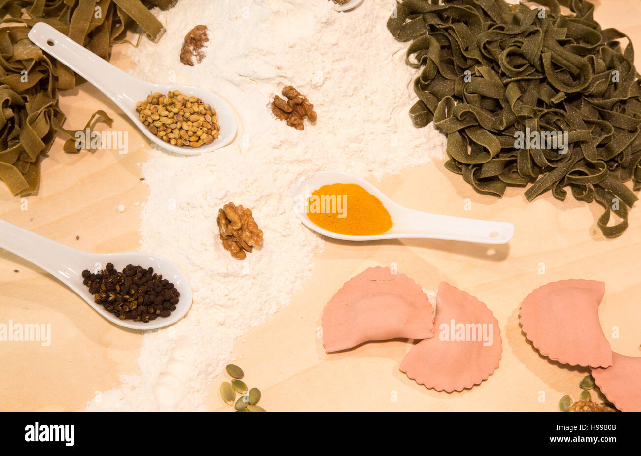 Italienische frische Teigwaren mit Mehl und aromatischen Gewürzen Stockfoto