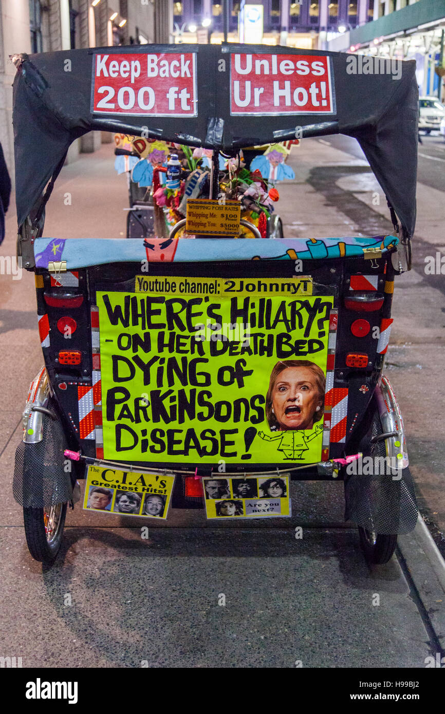 Pedal powered Rikscha bedeckt mit anti-Hillary Clinton Parolen, New York City, Vereinigte Staaten von Amerika. Stockfoto