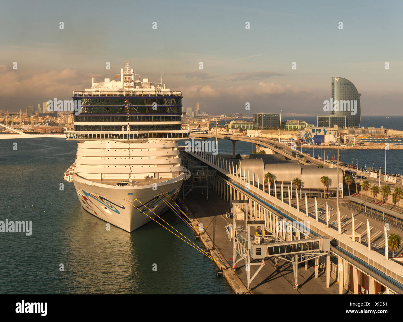 Norwegian Epic Kreuzfahrtschiff angedockt am Hafen von Barcelona mit Skyline im Hintergrund Stockfoto