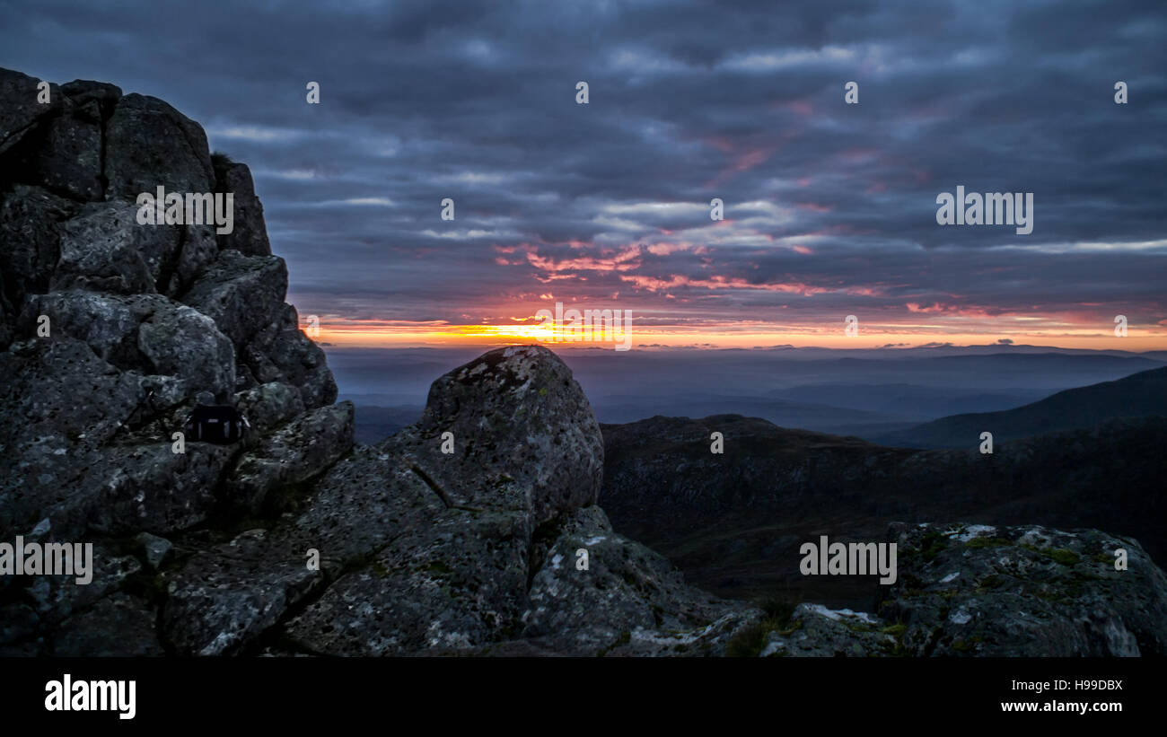 Sonnenaufgang am oberen Rand Tryfan, Wales Stockfoto