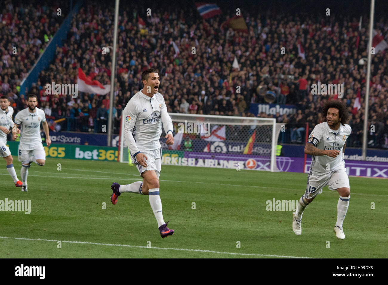 Madrid, Spanien. 19. November 2016. Cristiano (L) feiert das erste Tor des Spiels Whith Marcelo (R). Real Madrid schlägt Atletico de Madrid mit 3: 0 in der letzten Liga-Derby im Estadio Vicente Calderon. © Jorge Gonzalez/Pacific Press/Alamy Live-Nachrichten Stockfoto