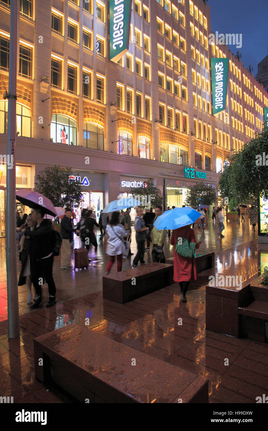 China, Shanghai, Nanjing East Road, Straßenszene, Einkaufen, Menschen, Stockfoto