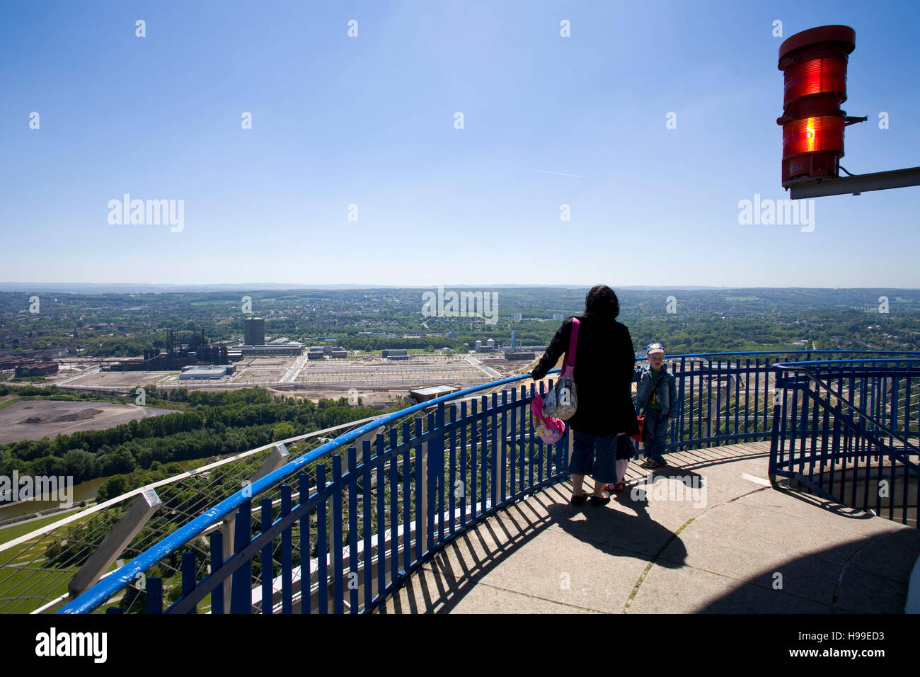 Deutschland, Ruhrgebiet, Blick vom Fernsehturm Florian an der Westfalen-Park, Warnleuchte für Flugzeuge. Stockfoto