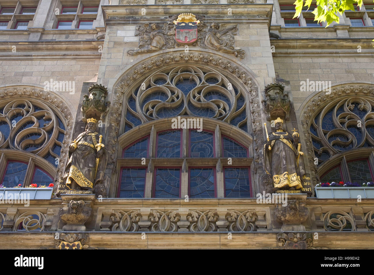Deutschland, Ruhr-Gebiet, Duisburg, Statuen von den Imperatoren Karl und Wilhelm der große, historische Rathaus. Stockfoto