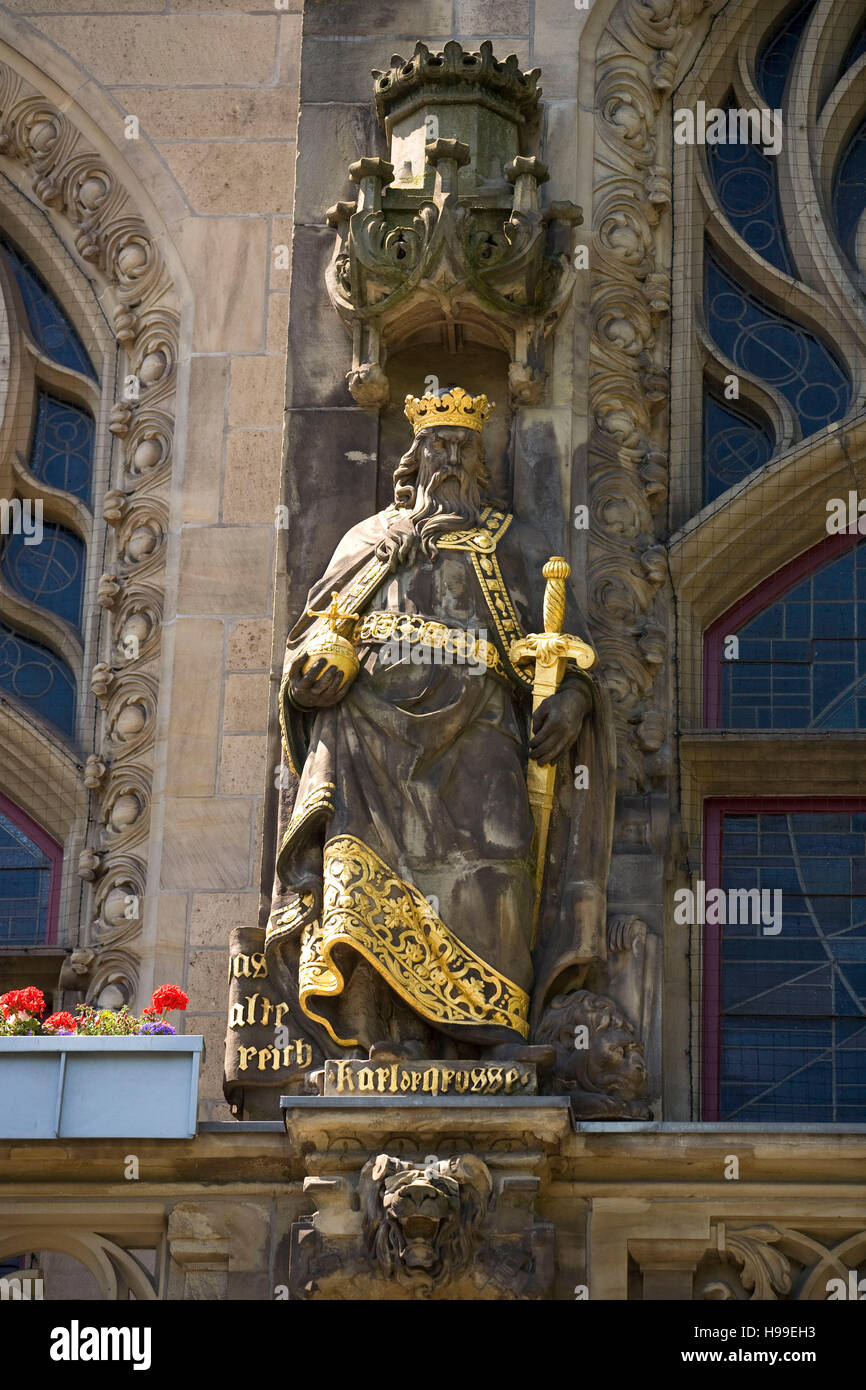 Deutschland, Ruhr Gebiet, Duisburg, Statue von Kaiser Karl dem großen an der Fassade des historischen Rathauses. Stockfoto