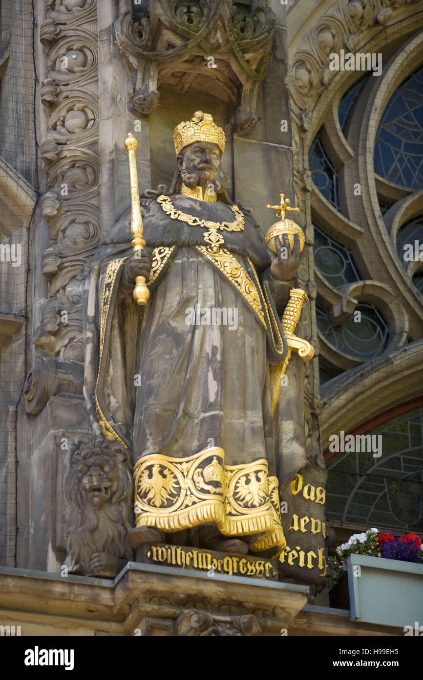 Deutschland, Ruhr Gebiet, Duisburg, Statue von Kaiser Wilhelm der große an der Fassade des historischen Rathauses. Stockfoto