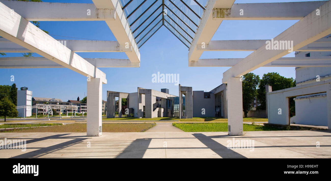 Deutschland, Ruhr-Gebiet, Duisburg, der Garten der Erinnerungen von Dani Karavan und Jüdisches Gemeindezentrum mit Synagoge. Stockfoto