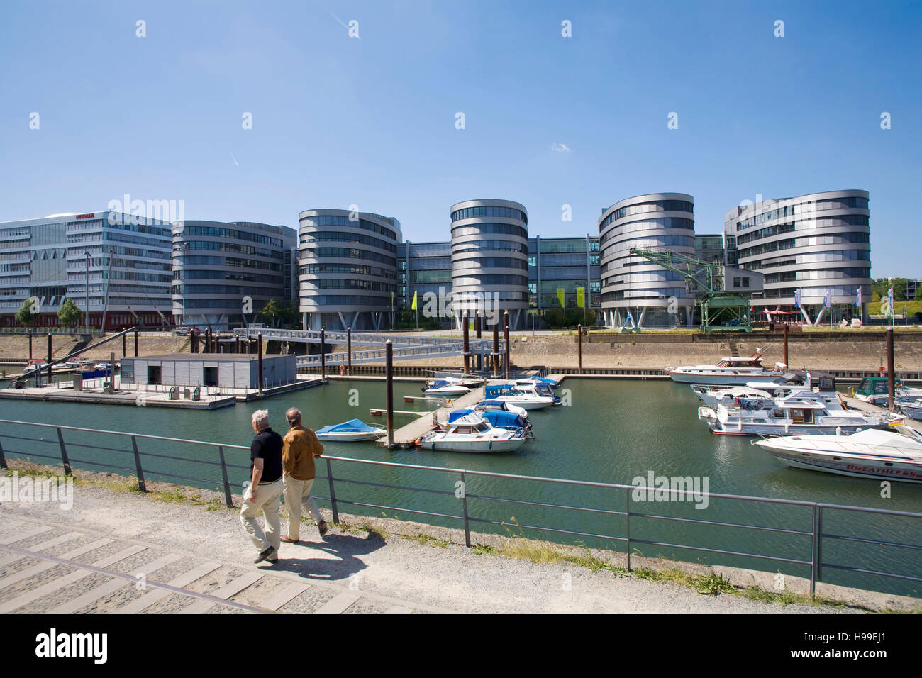 Deutschland, Ruhrgebiet, Duisburg, das Bürogebäude fünf Boote auf den Innenhafen. Stockfoto