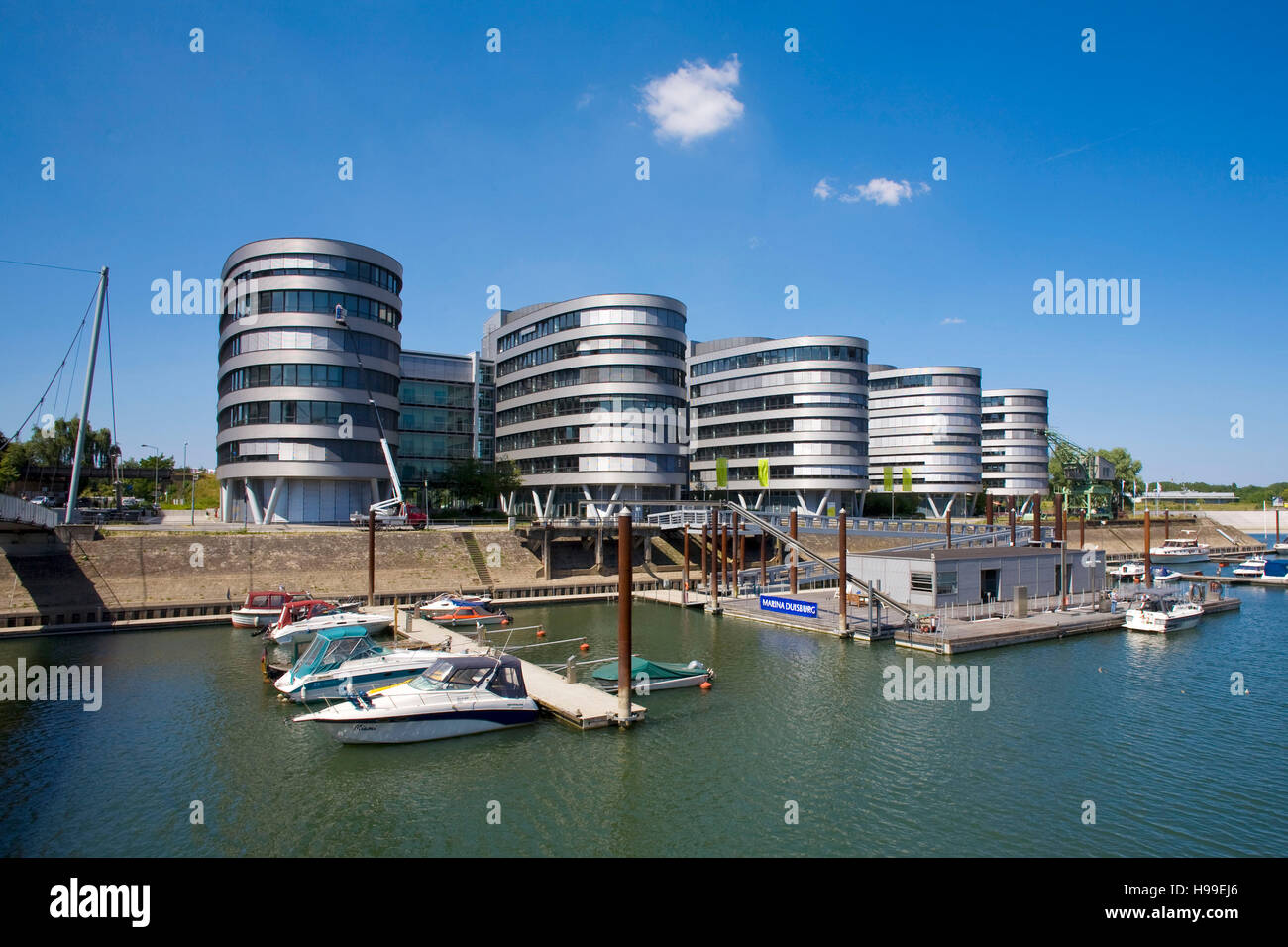 Deutschland, Ruhrgebiet, Duisburg, das Bürogebäude fünf Boote auf den Innenhafen. . Stockfoto