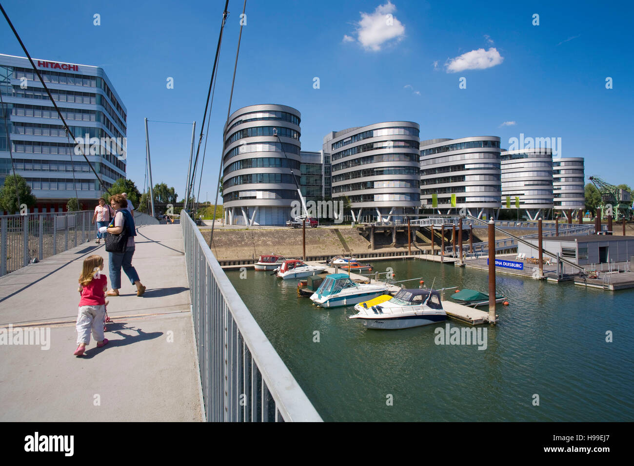 Deutschland, Ruhrgebiet, Duisburg, die Bürogebäude fünf Boote am Innenhafen, Buckel Brücke. Stockfoto