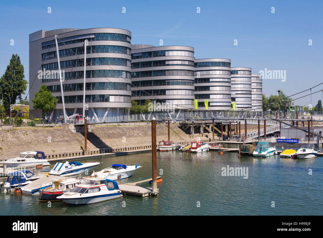 Deutschland, Ruhrgebiet, Duisburg, die Bürogebäude fünf Boote am Innenhafen, Buckel Brücke. Stockfoto