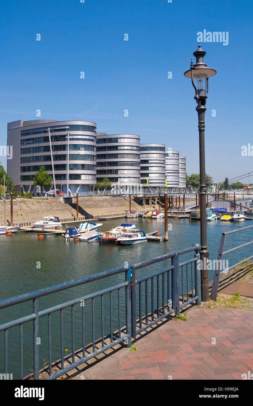 Deutschland, Ruhrgebiet, Duisburg, das Bürogebäude fünf Boote auf den Innenhafen. Stockfoto