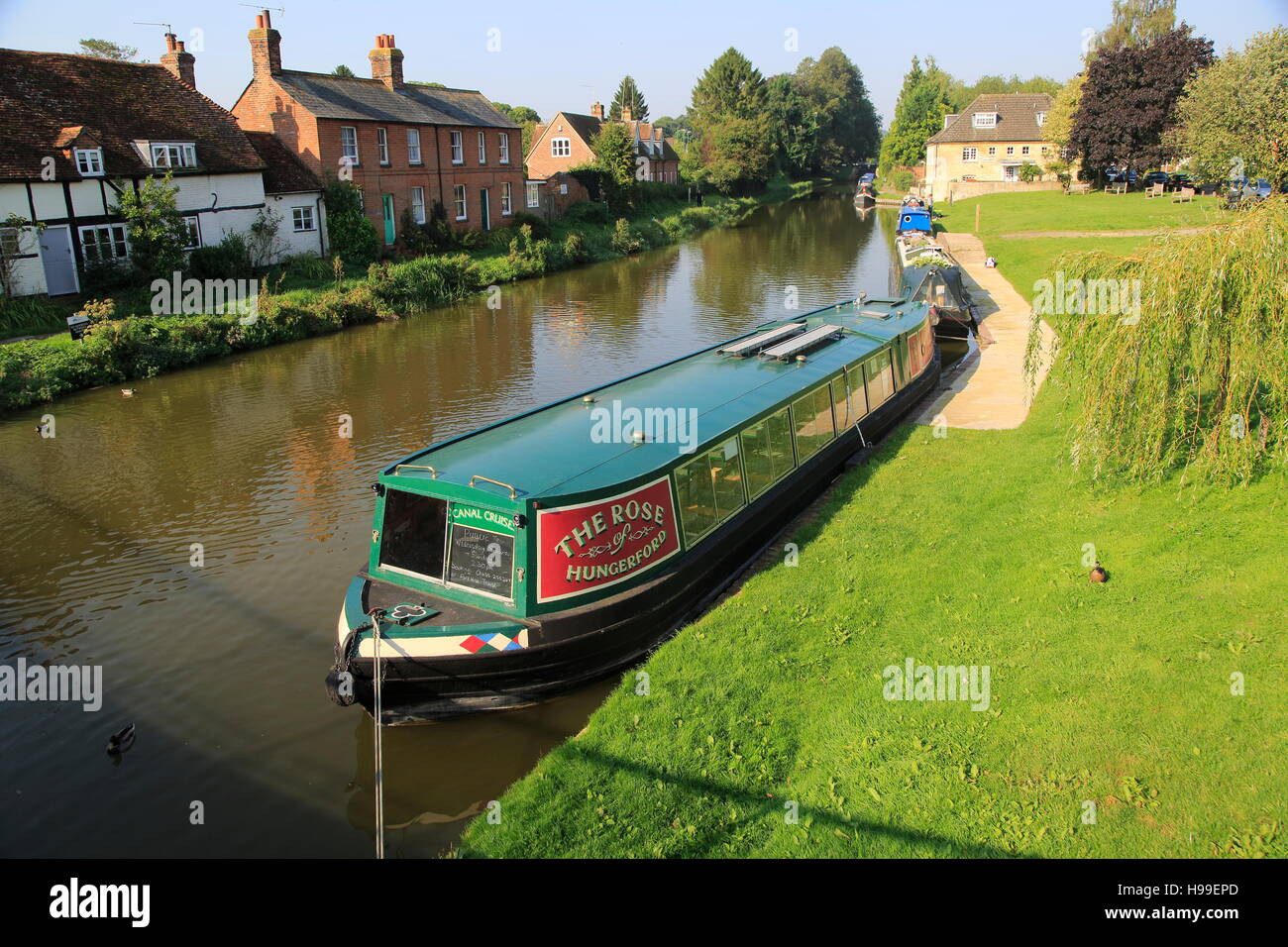 Die Rose Narrowboat vertäut am Kennet und Avon Kanal, Hungerford. Berkshire, England, Vereinigtes Königreich Stockfoto