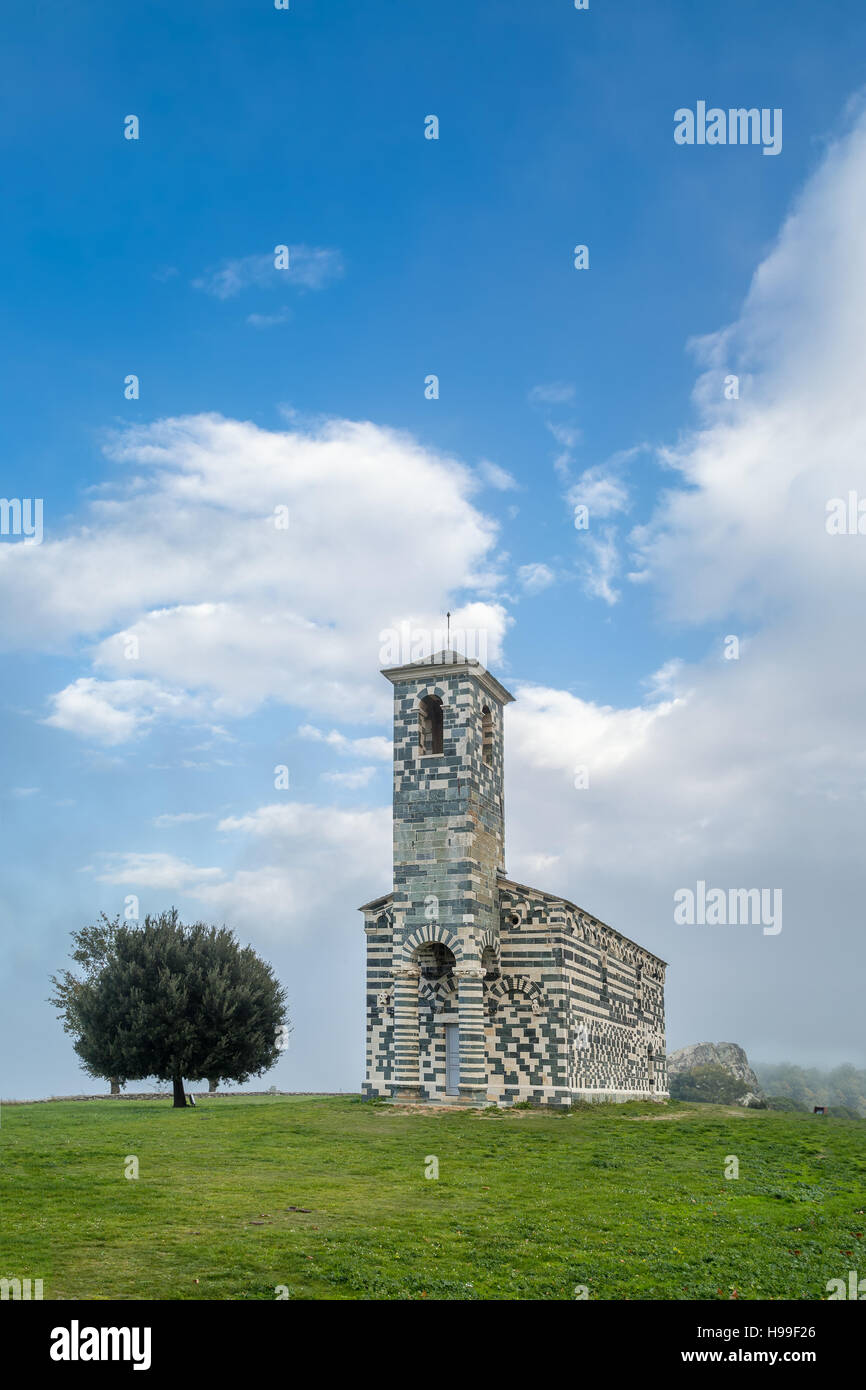 Dramatische schwarz & weiße römische Kirche des San Michelle erbaut im 12. Jahrhundert am Stadtrand von Murato Nebbio und Umgebung Norden Korsikas Stockfoto