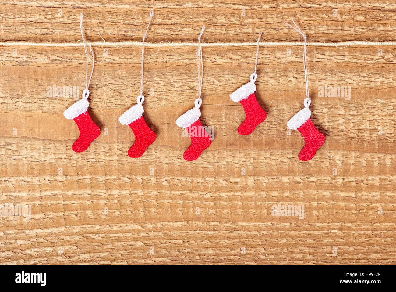 Einfaches Konzept Weihnachten dekoriert rot lackierte Stiefel auf hölzernen Hintergrund, mock-up Design, Nahaufnahme Stockfoto