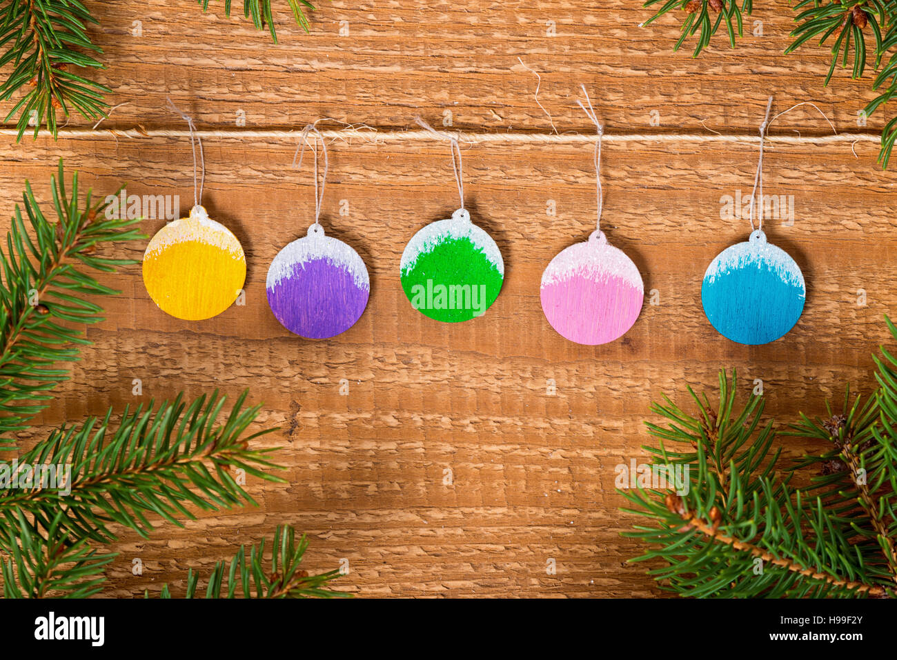 Neujahr-Konzept der dekorierten bemalten Kugeln und Zweige Kiefer auf hölzernen Hintergrund hautnah Stockfoto
