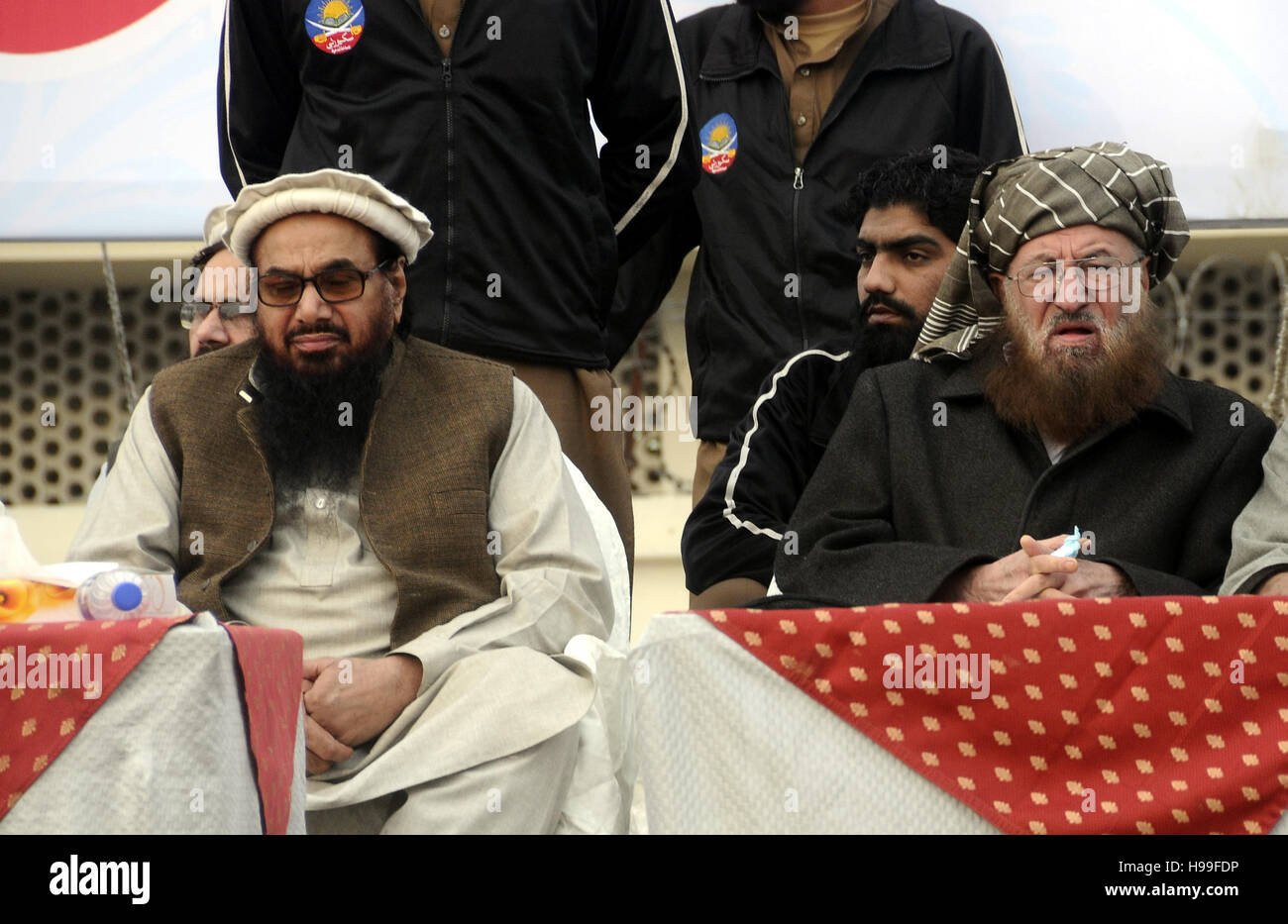 Islamabad, Pakistan. 20. November 2016. Führer von Pakistan Defense Council, einer Allianz von harte Linie islamistischen religiösen Führer und Politiker, von links nach rechts, Hafiz Saeed, Maulana Sami-Ul-Haq besuchen ein Seminar in Kuba Mosqiue i-9-Islamabad, religiöse und politische Führer zum Schutz der Jmaaaaldaua spricht von der zwei Heiligen Moscheen-Konferenz, dass Holly Koran-Schändung und Sean Raketenangriff auf den Propheten Muhammad zu ihm in das Krnyualun missbrauchen die Rebellen zur Rakete Hyn sichern. Bildnachweis: Zubair Abbasi/Pacific Press/Alamy Live-Nachrichten Stockfoto