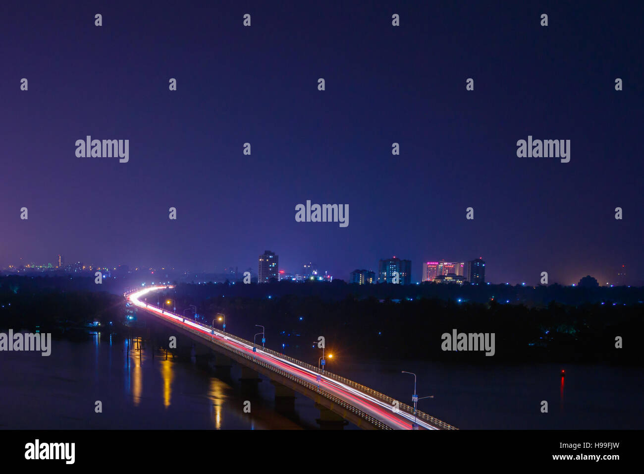 Nacht-Scape Kundannoor Brücke, Kochi, Kerala Stockfoto