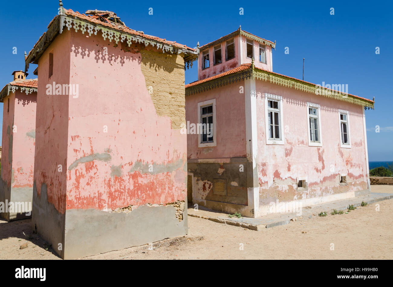 Große rosa ruiniert Herrenhaus aus der portugiesischen Kolonialzeit in kleinen Küsten-Dorf Angolas Namib-Wüste. Stockfoto