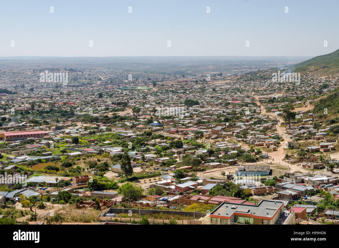 Antenne oder Rock Blick auf afrikanische Stadt Lubango im Inneren des Angola. Stockfoto